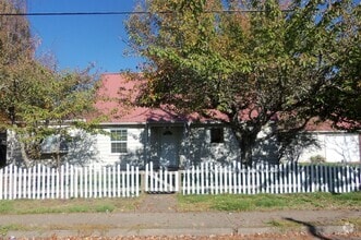 Building Photo - 315 SE Lilly Ave