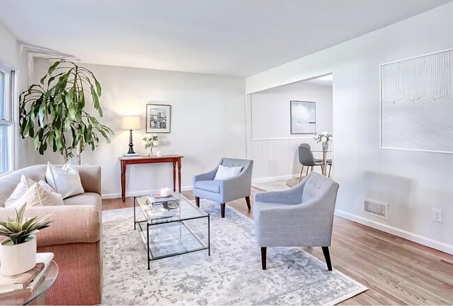 Building Photo - 6 Burgundy Ln