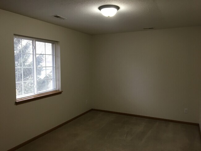 Building Photo - 145 Sugar Creek Ln