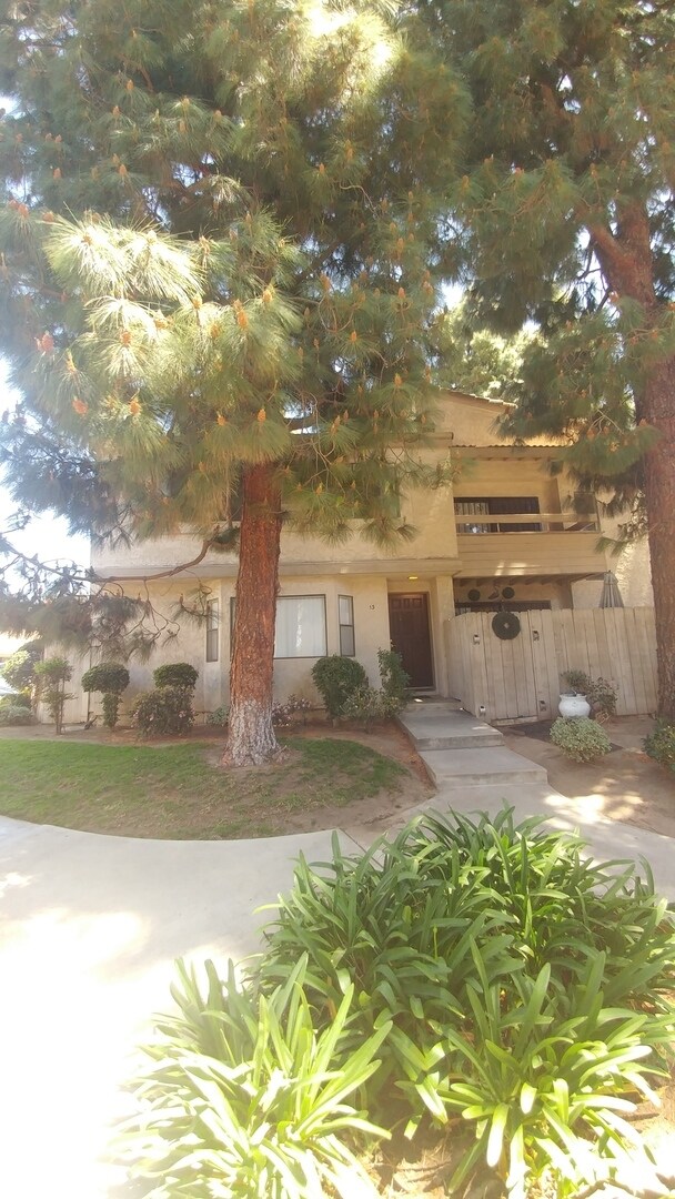 Building Photo - Great location!!!  3 bed 2 1/2 bath town h...