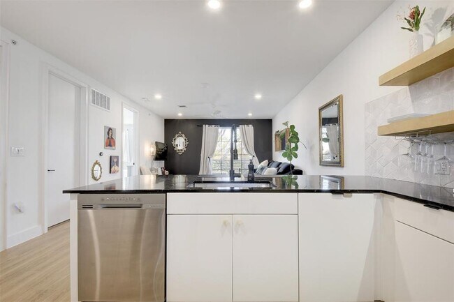 Building Photo - 2709 E 5th St.