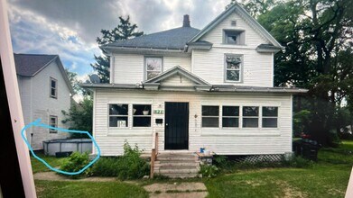 Building Photo - 821 Blaine Ave
