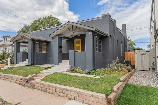 Building Photo - Gorgeous 2 Bed 2 Bath Half-Duplex in South...