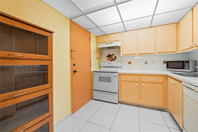 Building Photo - 401 Golden Isles Dr