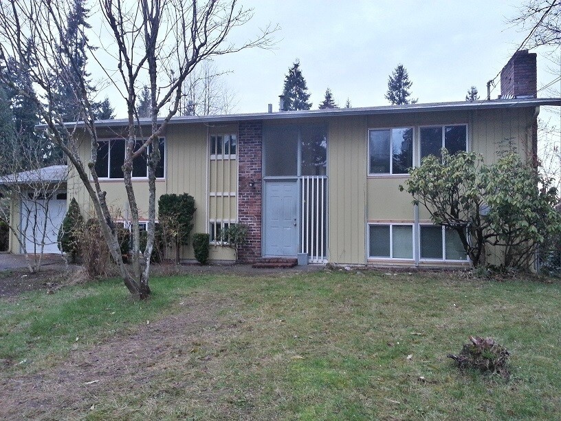 Foto principal - Ideal Split-Level Lake Hills Home