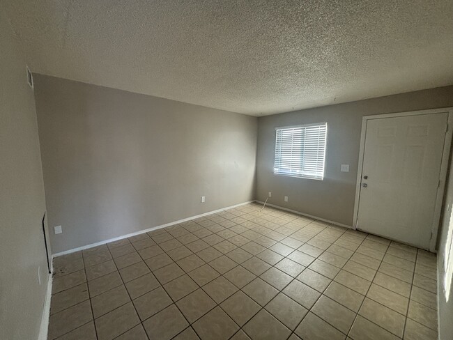 Building Photo - 420 E Navajo Rd