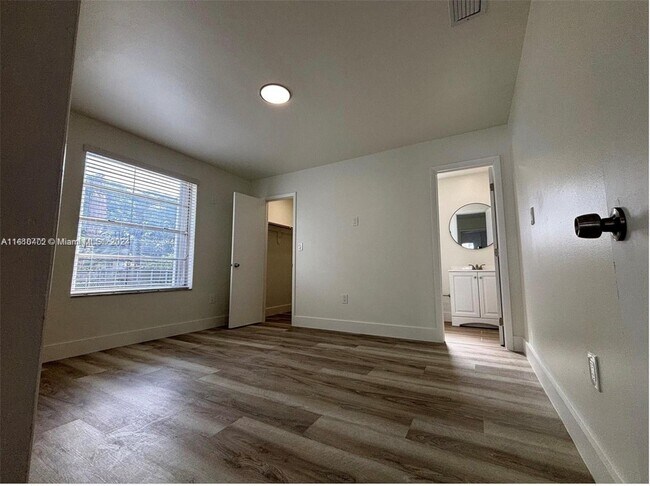 Building Photo - 111 SW 31st Ct