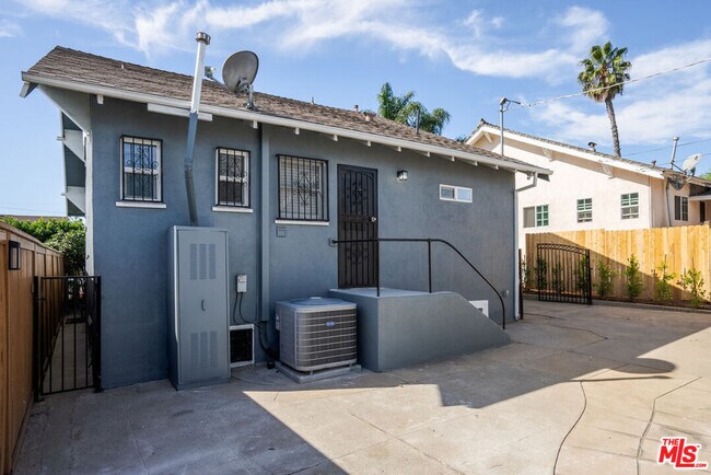 Foto del edificio - 3257 E 2nd St