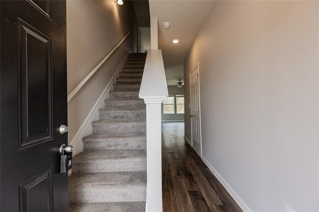 Building Photo - 9220 Golfview Cir