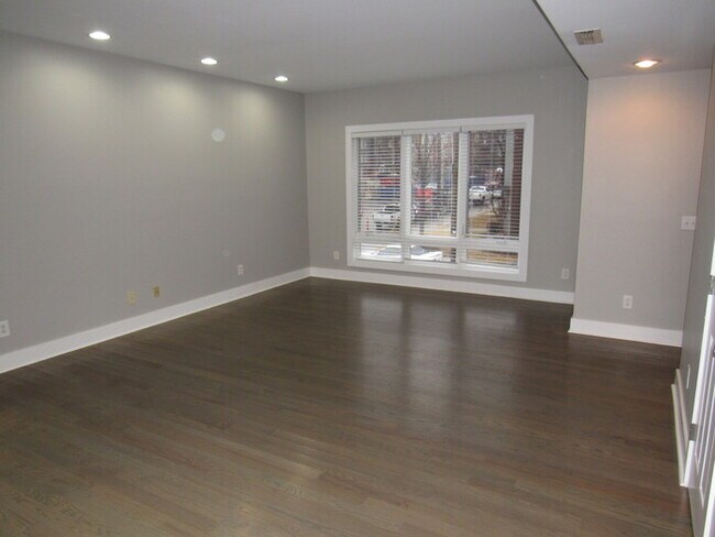 Building Photo - Germantown unit with attached 1 car garage!