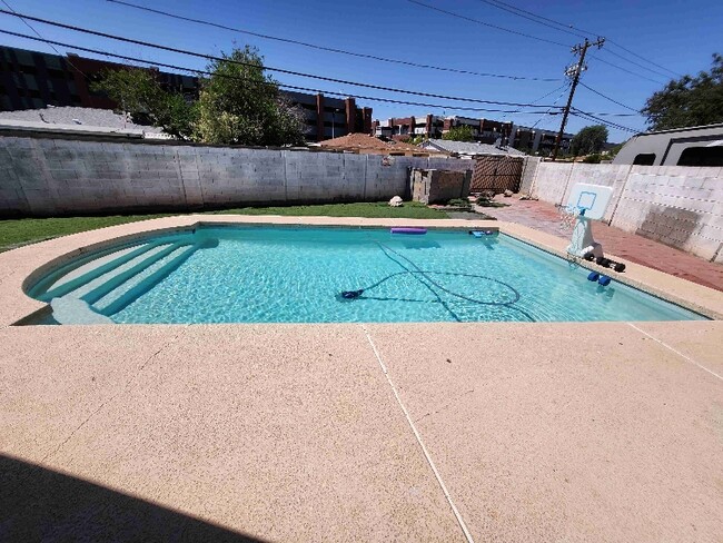 Foto del edificio - 2829 W Marshall Ave
