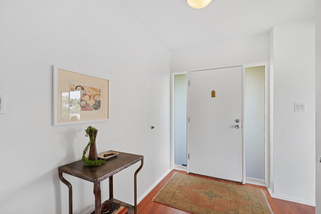 Building Photo - 1744 Redesdale Ave