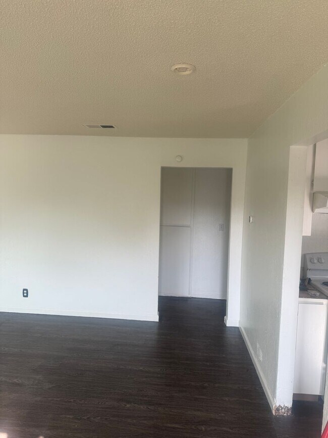 Building Photo - Spacious Condo near Shopping and Dining!