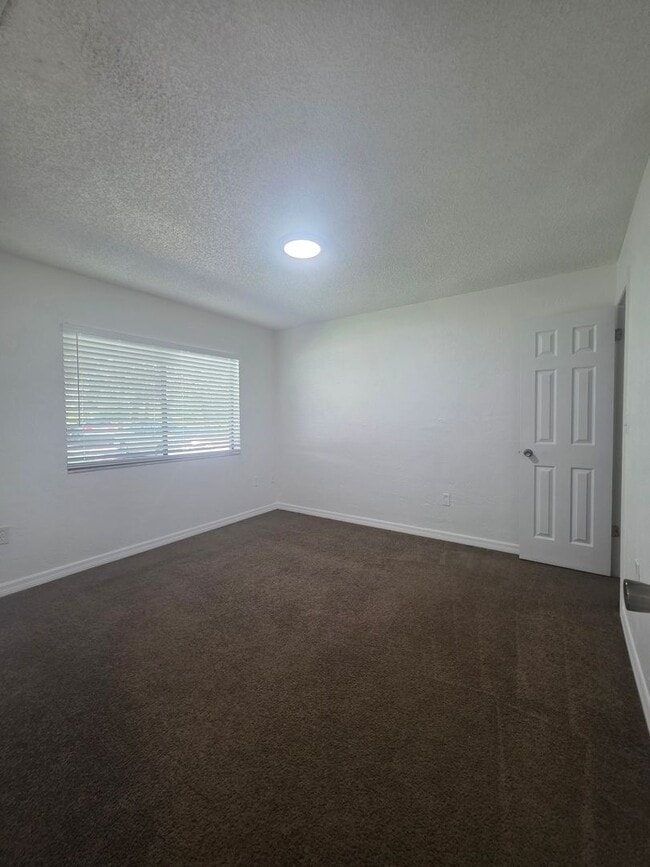 Building Photo - 2 Bedroom 2 Bath Apartment Home *** Limite...