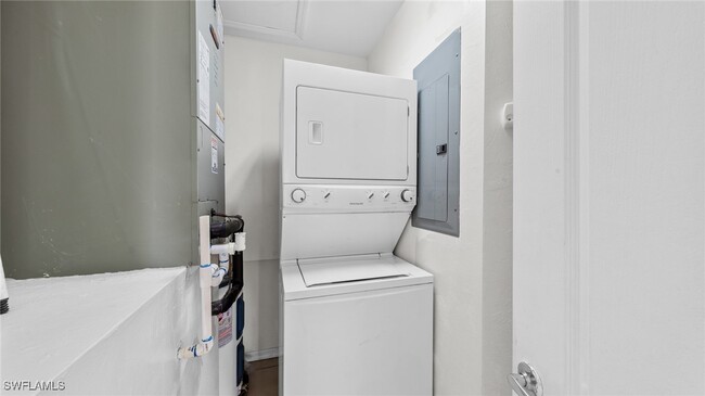 Building Photo - 12161 Summergate Cir
