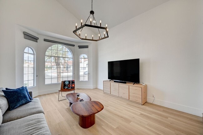 Building Photo - Furnished 4 bedroom home in the Lakes!