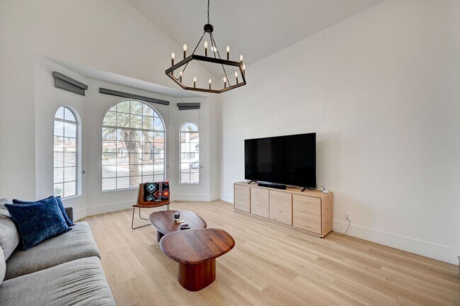 Foto del edificio - Furnished 4 bedroom home in the Lakes!