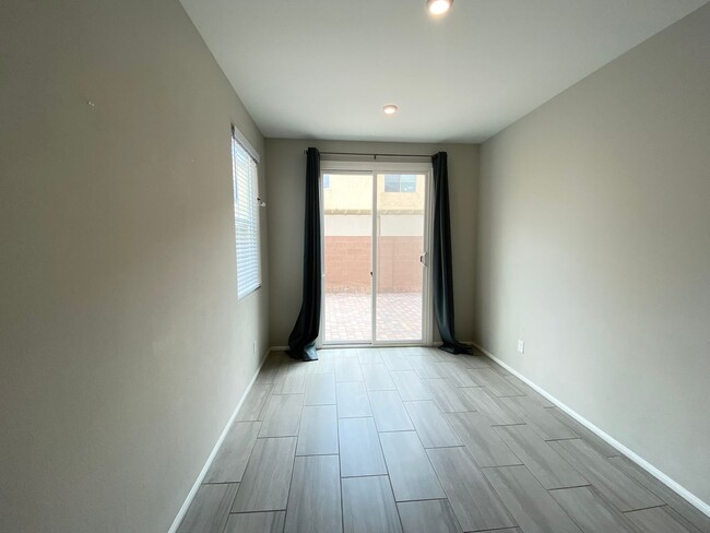 Building Photo - 4/BD 3/BA Sleek, Spacious & Designed to Im...