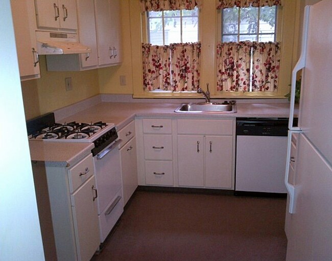Foto del edificio - Charming 4 BD/2 BA home with large front p...