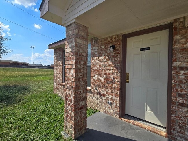 Building Photo - 2805 Kerrville Ct