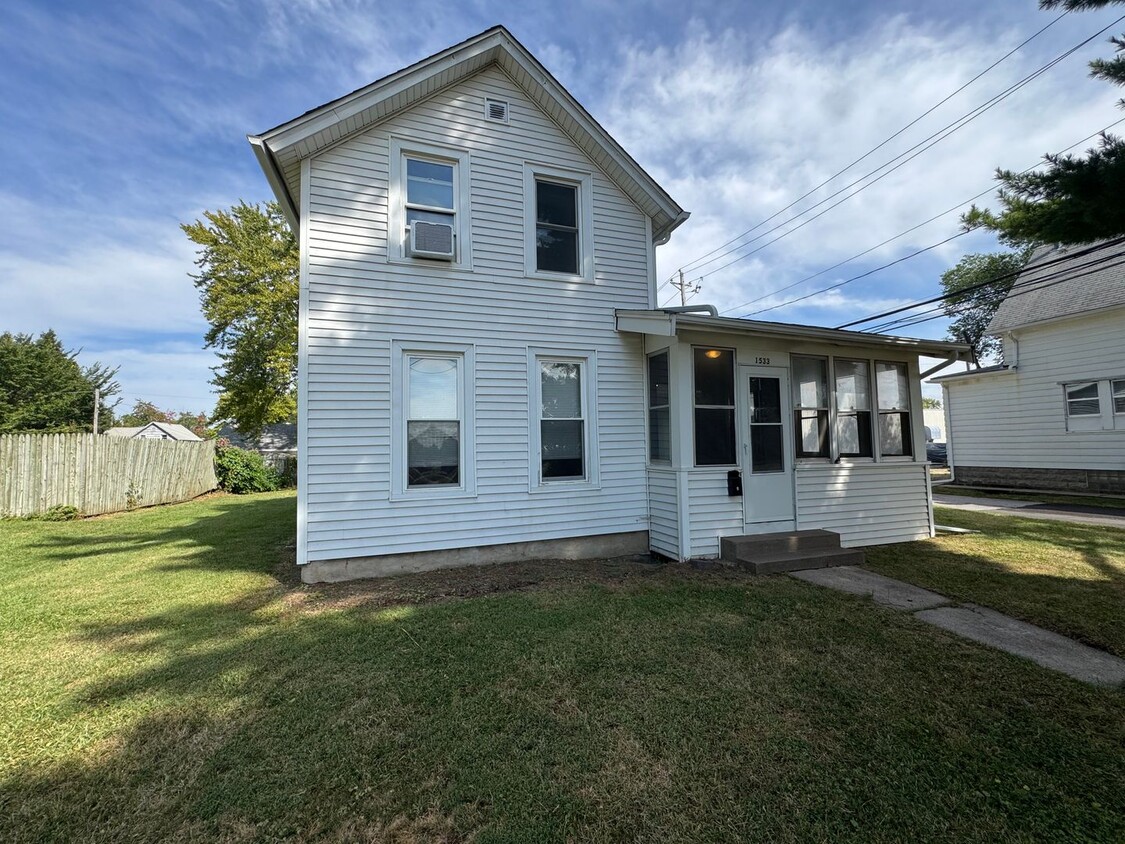 Foto principal - For Rent – 4 Bedroom Home in Moline (Hamil...