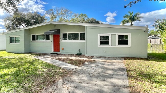 Building Photo - Completely Remodeled 3 BR  2 Bath Annual R...