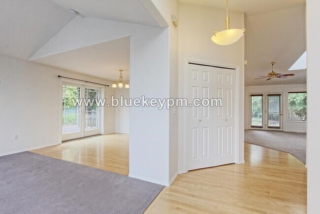 Foto del edificio - 4 Bed, 2 Bath Home on a Cul-de-sac in Lake...
