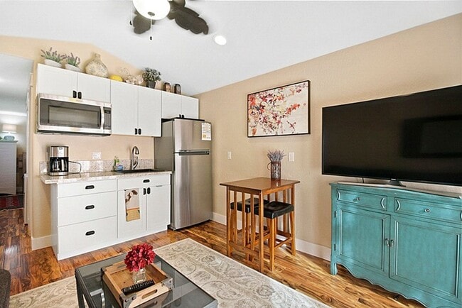 Building Photo - Graham Cottage: Fully furnished cute cotta...