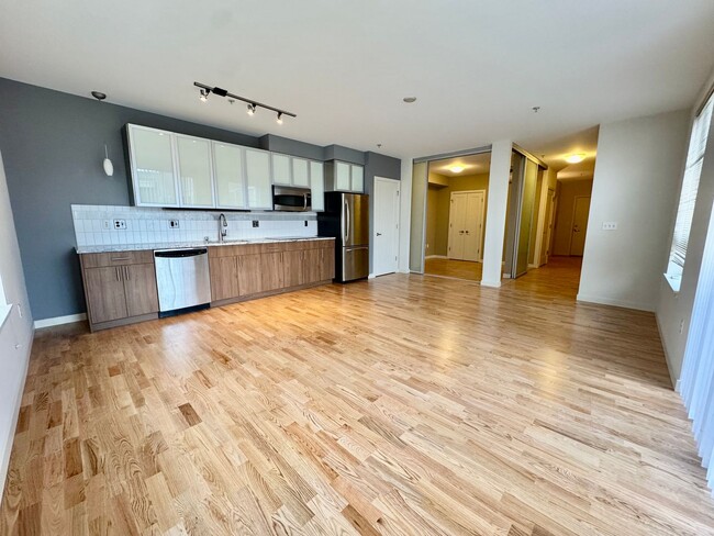 Foto del edificio - Spacious 1 Bedroom Belltown Condo