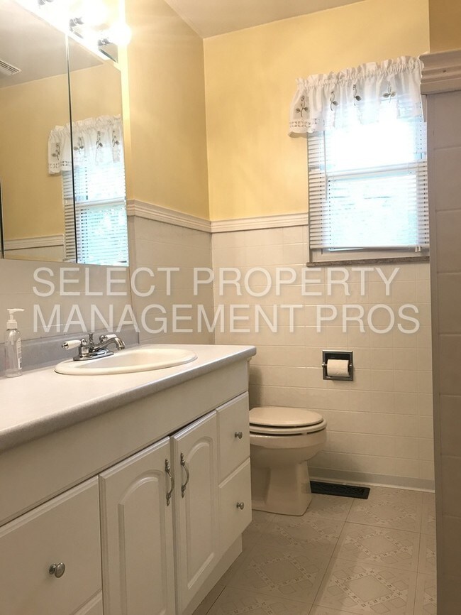 Building Photo - 4608 Woodridge Dr