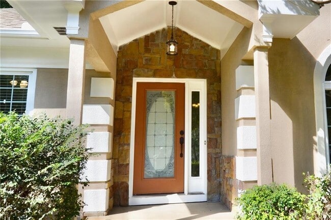 Building Photo - 911 Oakwood Dr