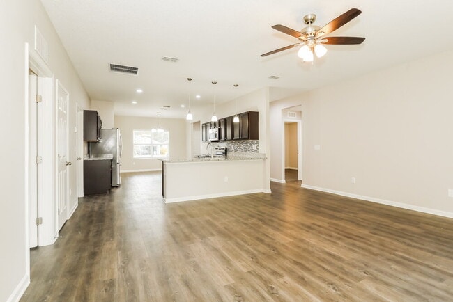 Foto del edificio - 6968 Loris Ln