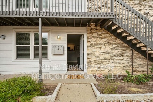 Building Photo - 2504 Manor Cir