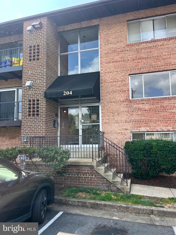 Building Photo - 204 E Mason Ave