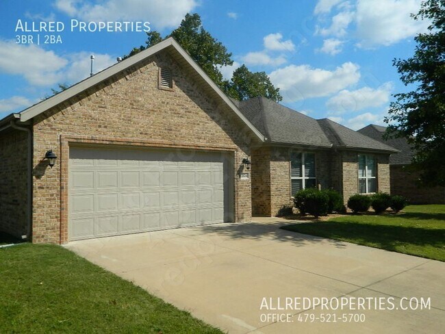 Building Photo - Beautiful 3 Bedroom 2 Bathroom Home Near T...