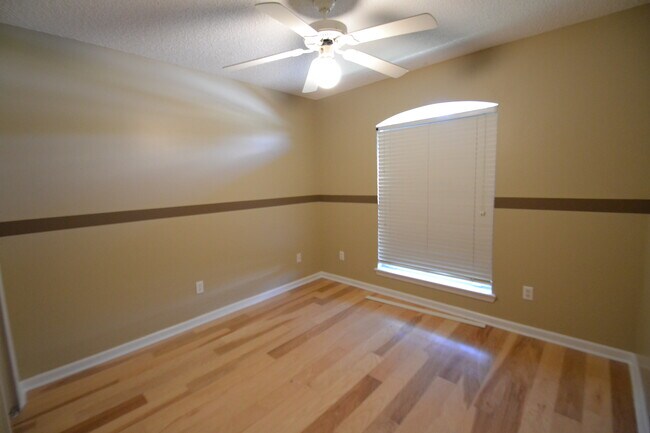 Building Photo - 1673 Hudderfield Cir W
