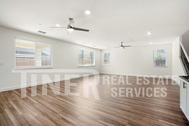 Building Photo - Spacious 3 Bedroom Roseville Home with hug...