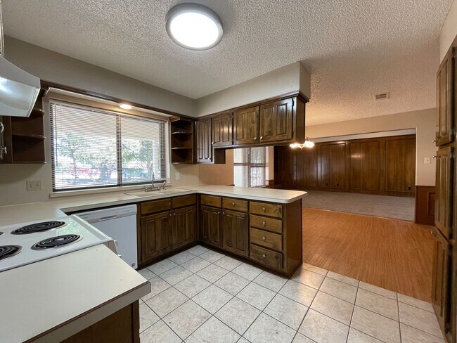 Foto del edificio - AVAILABLE NOW 3 BEDROOM 2 BATH HOME IN BUR...