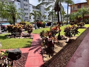 Building Photo - 5050 Bayview Dr