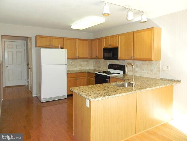 Foto del edificio - 33 Hampton Ct