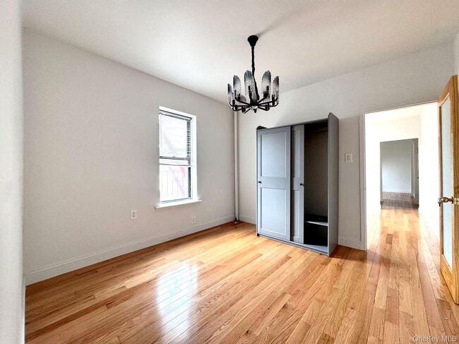 Foto del edificio - 40-12 73rd St
