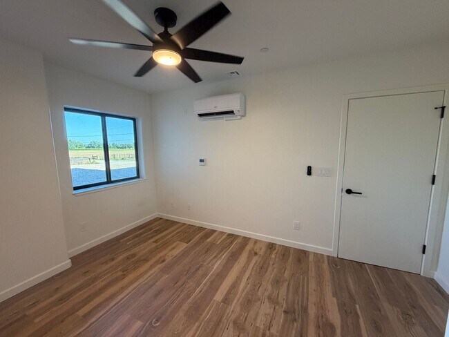 Foto del edificio - Beautiful Room for Rent in Newly Built Home