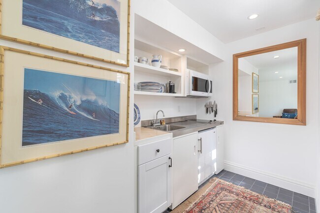 Building Photo - Beautiful Studio with Spectacular Bay Views