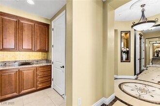 Building Photo - 9145 Tesoras Dr