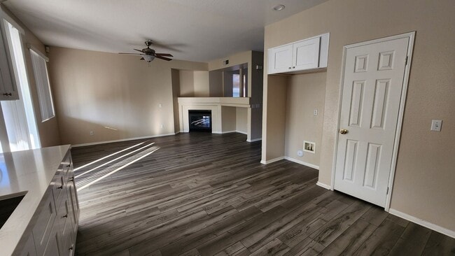 Building Photo - MOVE IN READY!!