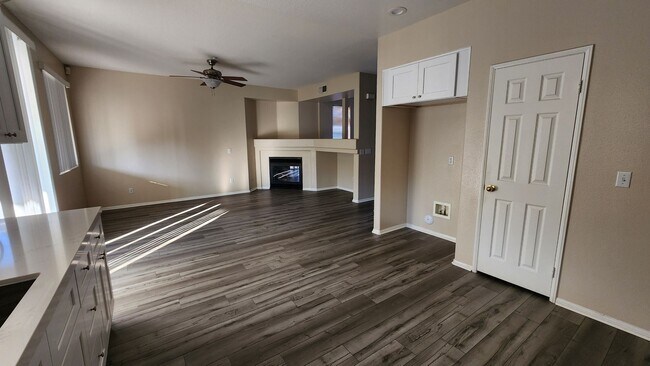 Foto del edificio - MOVE IN READY!!