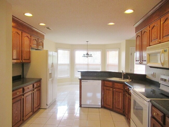 Building Photo - AUTUMN LAKES- 3 BEDROOM/2BATH HOME CLOSE T...