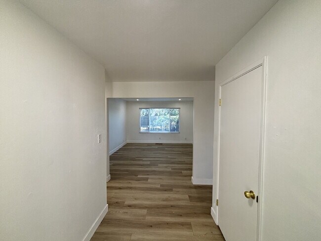 Foto del edificio - "Completely Remodeled and Charming 3-Bed Oasis with Pool & Fireplace in Pittsburg's Heart!"