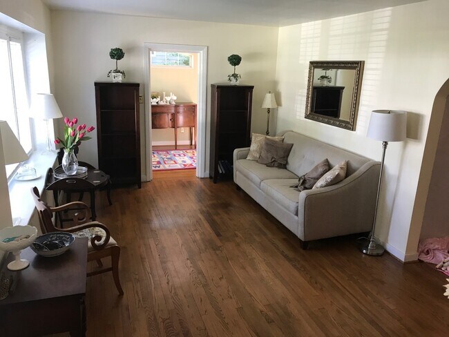 Foto del edificio - Beautiful 4bdrm/2.5 bath Cape-cod  located in the West End!