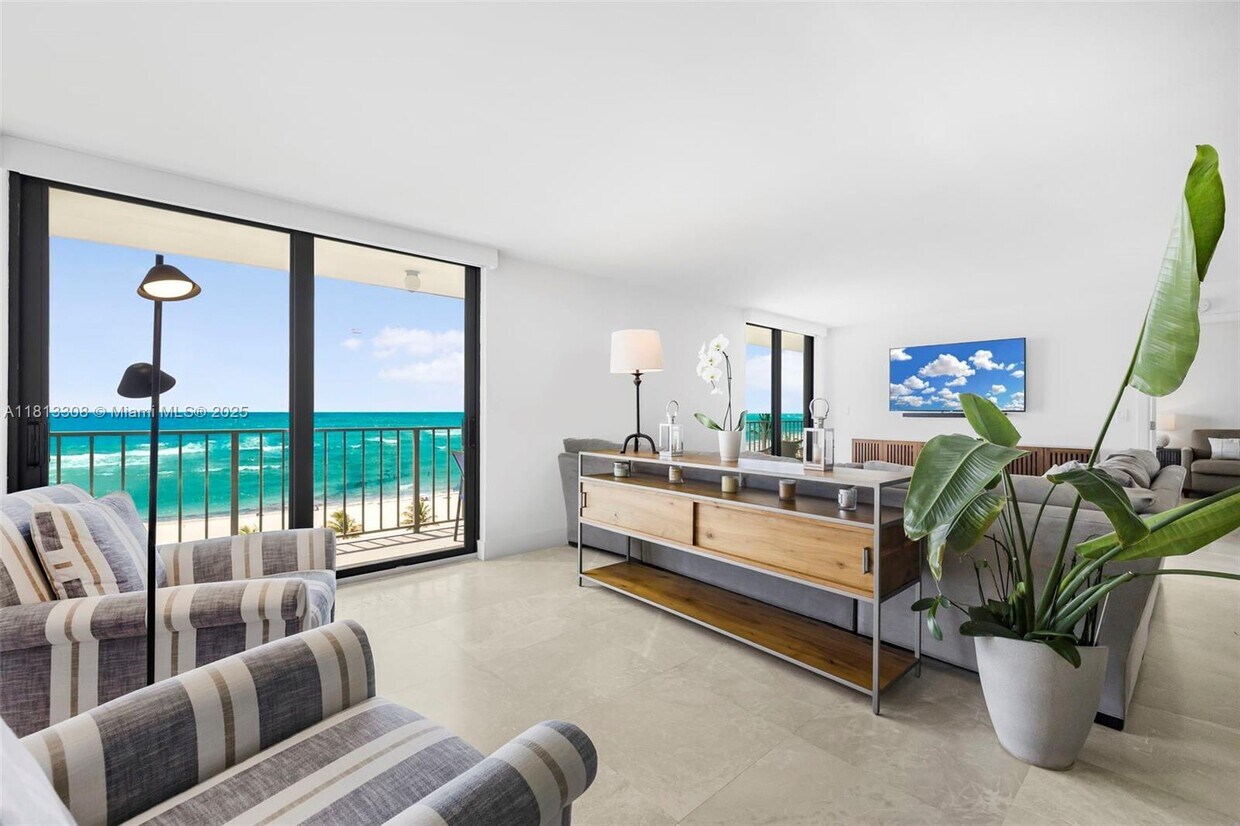 Primary Photo - 2625 Collins Ave